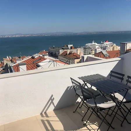 Apartment Beautiful River Views In Graca Lisbon